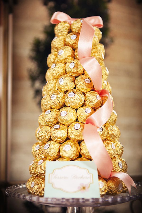 Uma torre de Ferrero Rocher dá um toque especial e sofisticado (Foto: Reprodução)